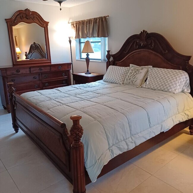 Amplio dormitorio principal con armario para ropa blanca, vestidor y otro armario grande. - 3940 Arelia Dr S