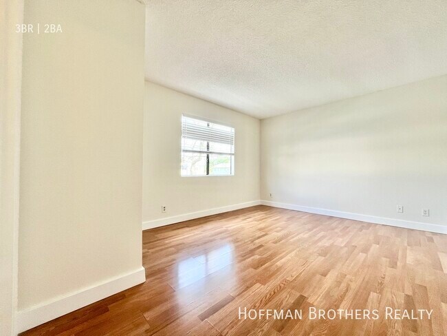 Building Photo - 5915 Woodman Ave
