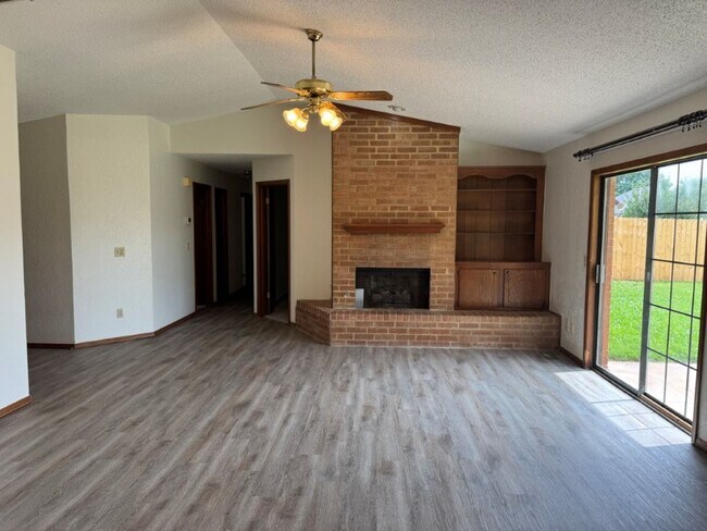 Foto del edificio - 8401 Woodhue Dr