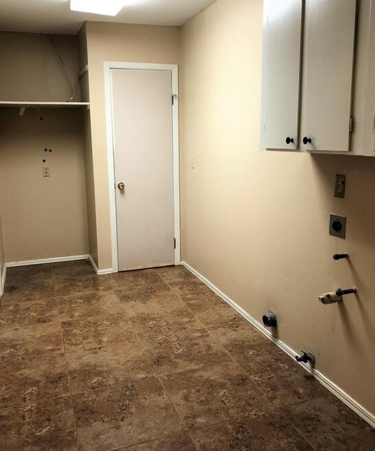 Building Photo - 2246 Middle Creek Dr