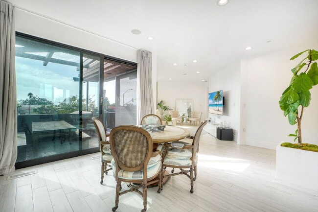 Foto del edificio - Live in the heart of Del Mar- where every ...
