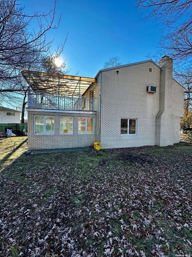 Building Photo - 283 Commack Rd