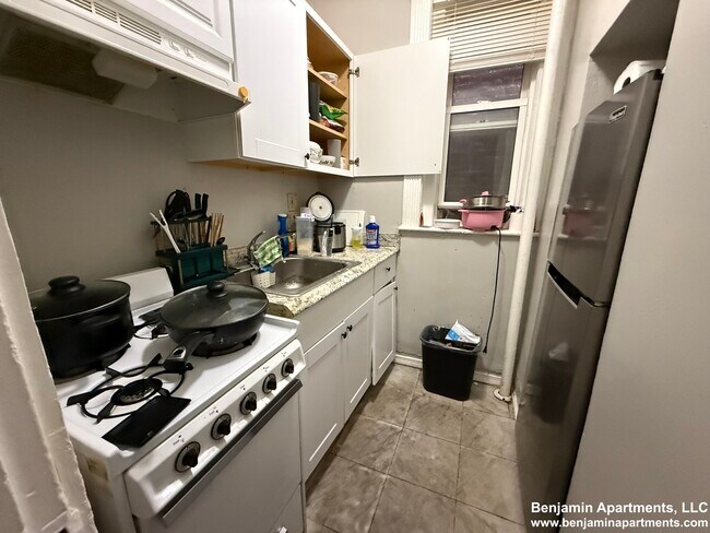 Building Photo - 463 Park Dr