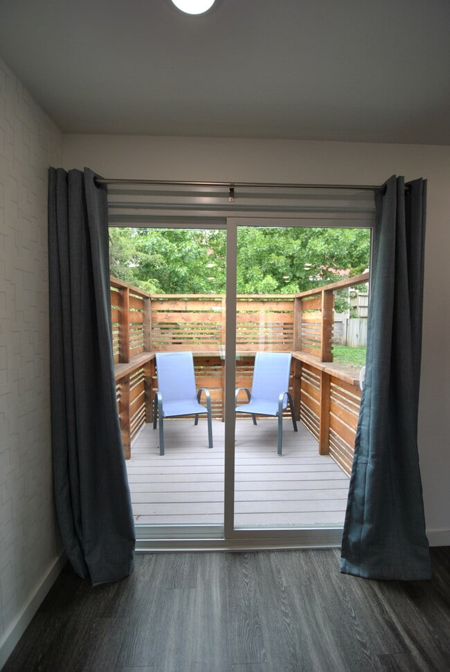 Private Balcony - Modern 1540
