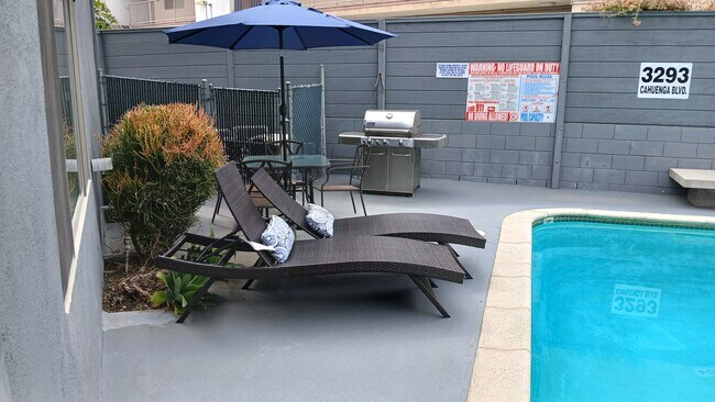 SALÓN DE PISCINA/ZONA DE PARRILLA - 3293 Cahuenga Blvd W