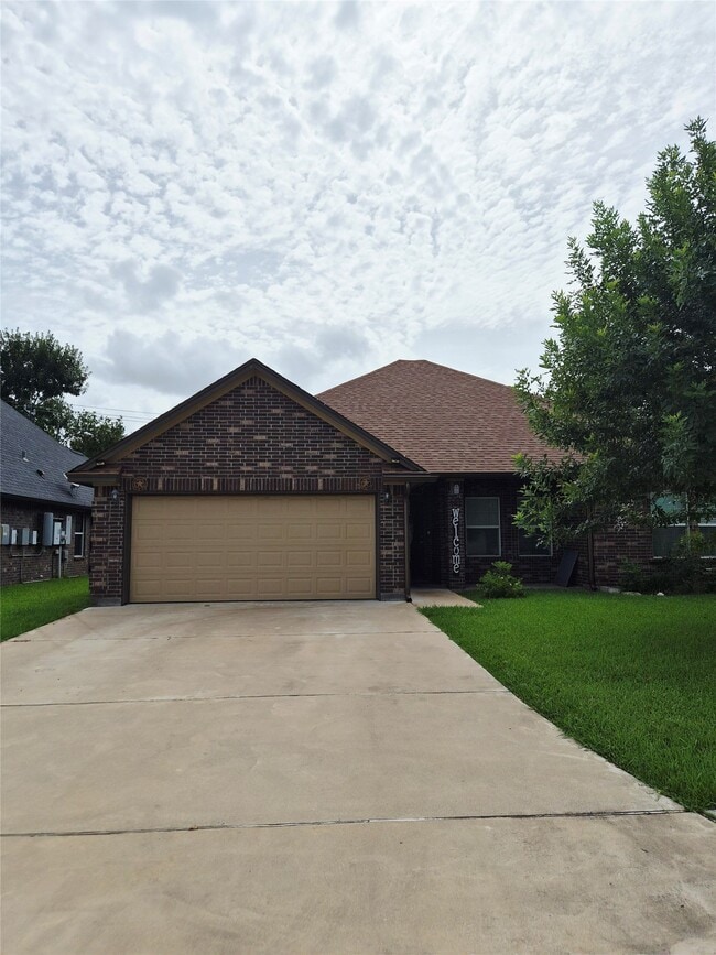 Building Photo - 218 Majestic Oak Cir