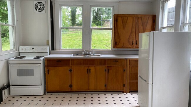 Building Photo - 1114 Stewart Ave SE