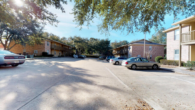 Building Photo - 1858 Norwood Ct