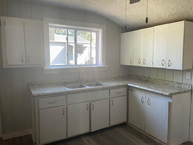 Building Photo - 441 Freeman St