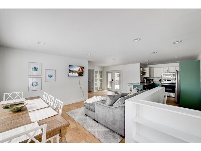 Foto del edificio - 28148 Elk Lake Rd E