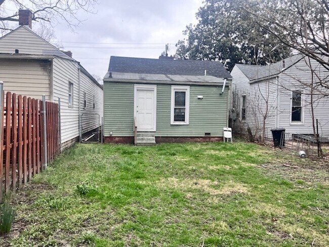 Building Photo - 1Br House
