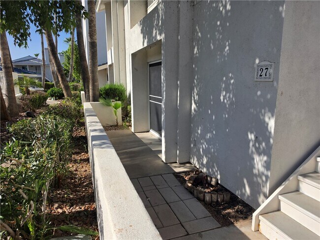 Building Photo - 1800 Club House Dr