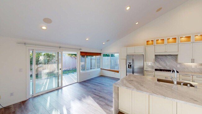 Foto del edificio - Spacious and beautifully updated 4 bedroom home available for long or short term lease.