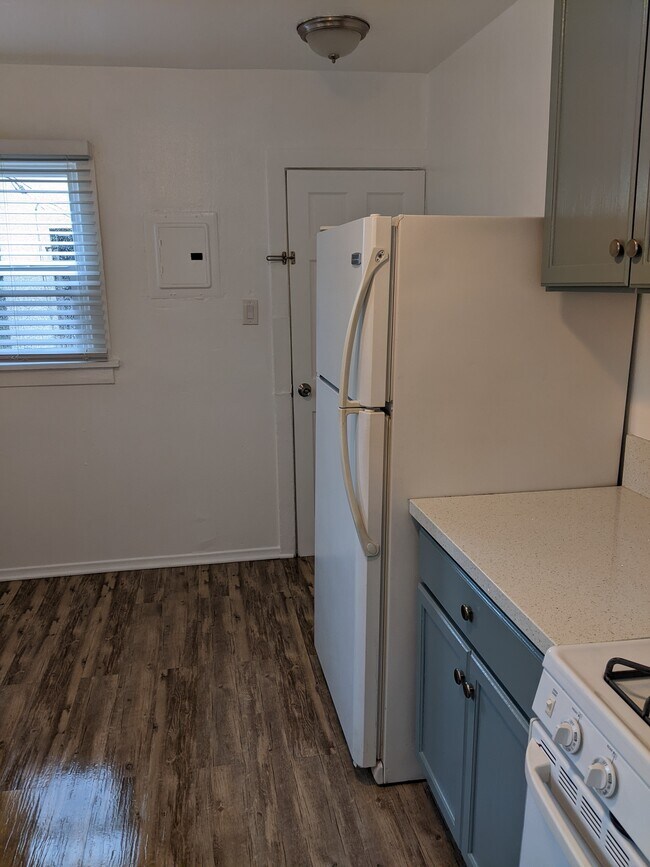 Building Photo - 1134 N Kingsley Dr