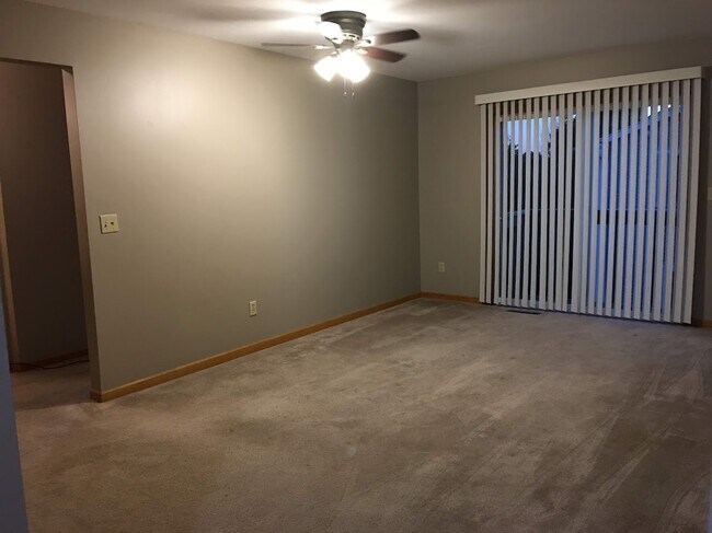 Área de sala de estar con segundo balcón - 2042 Cliff Alex Ct S