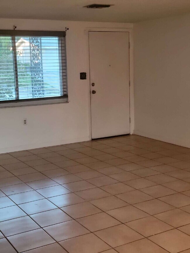 Building Photo - Freshly painted 2/2 Home with garage