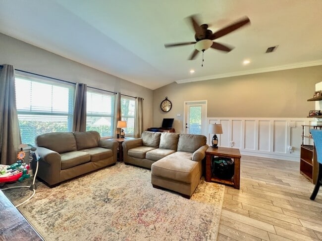 Building Photo - 509 Grand Ridge Dr