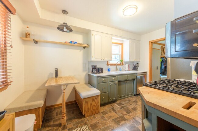 Foto del edificio - awesome 2 bed 1 bath Pet Friendly in Minne...