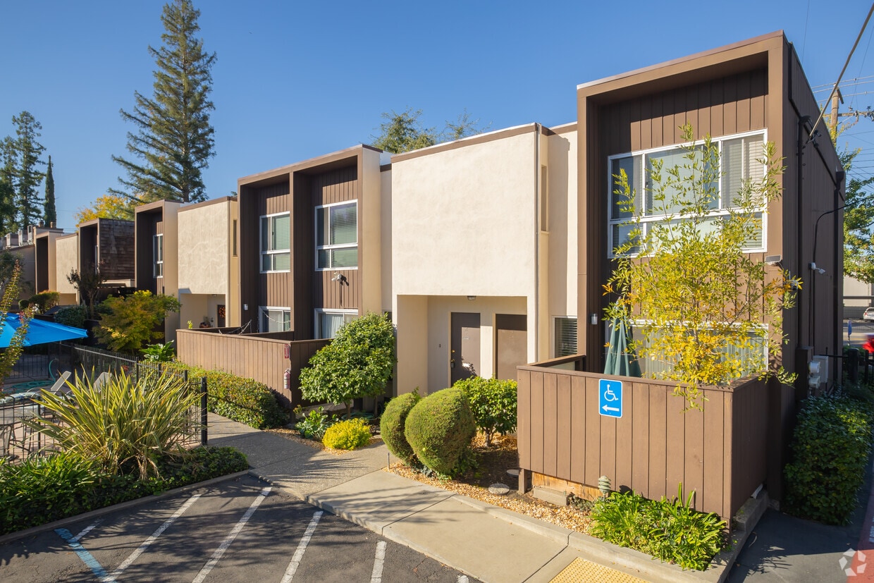 Primary Photo - Walnut Avenue Apartments