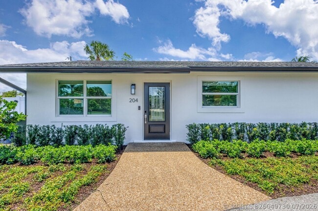 Building Photo - 204 W Whitney Dr
