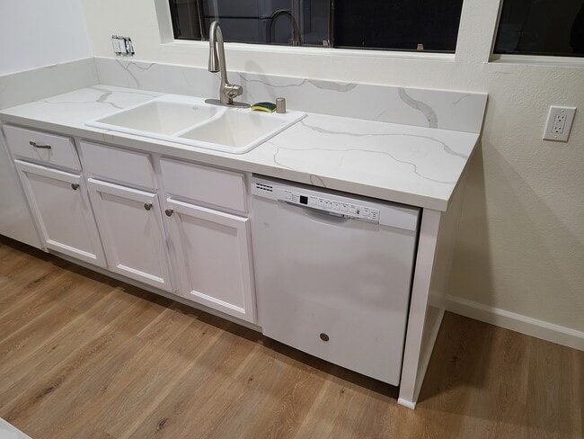 Building Photo - 184 Streamwood