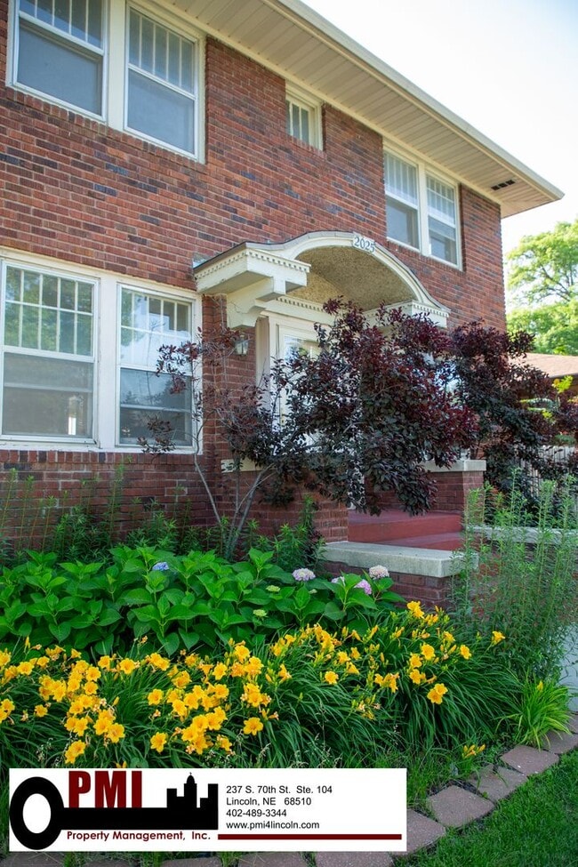 Foto del edificio - 4 Bedroom, 1.5 bathroom House For Rent; Av...
