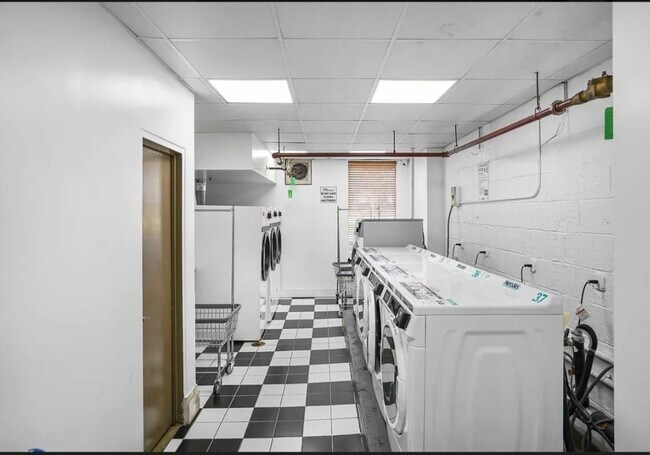 Foto del edificio - 12205 Flatlands Ave