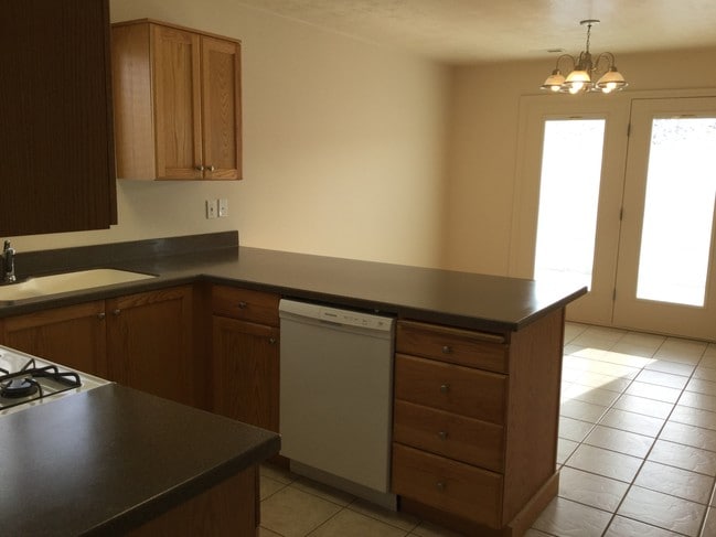 Building Photo - 479 Raven Way