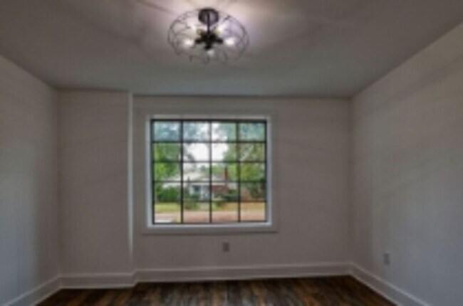 Building Photo - 1122 NE Wellman Ave