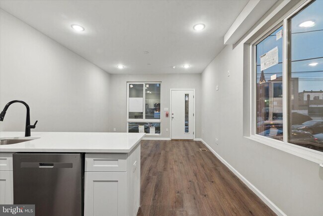 Building Photo - 1230 N Marshall Street Unit 1F