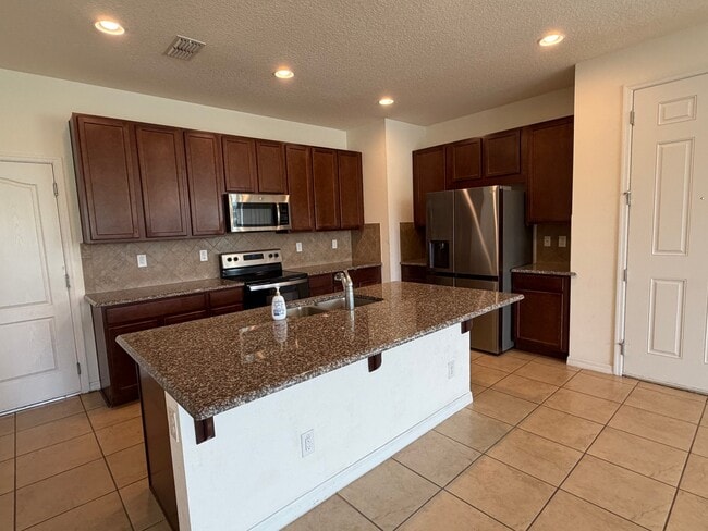 Foto del edificio - 475 Merry Brook Cir