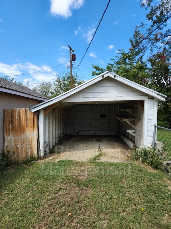 Building Photo - 1112 E Corona St