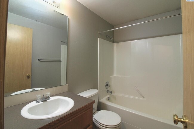 Foto del edificio - 3 Bed, 2.5 Bath House in West Pasco