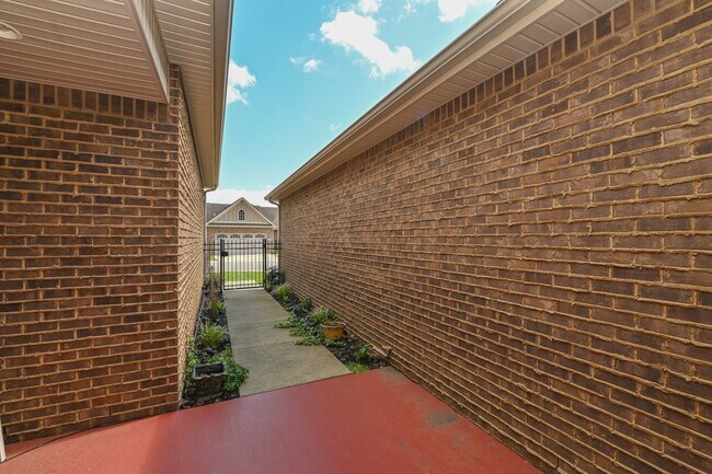 Foto del edificio - 100 Placid Grove Ln