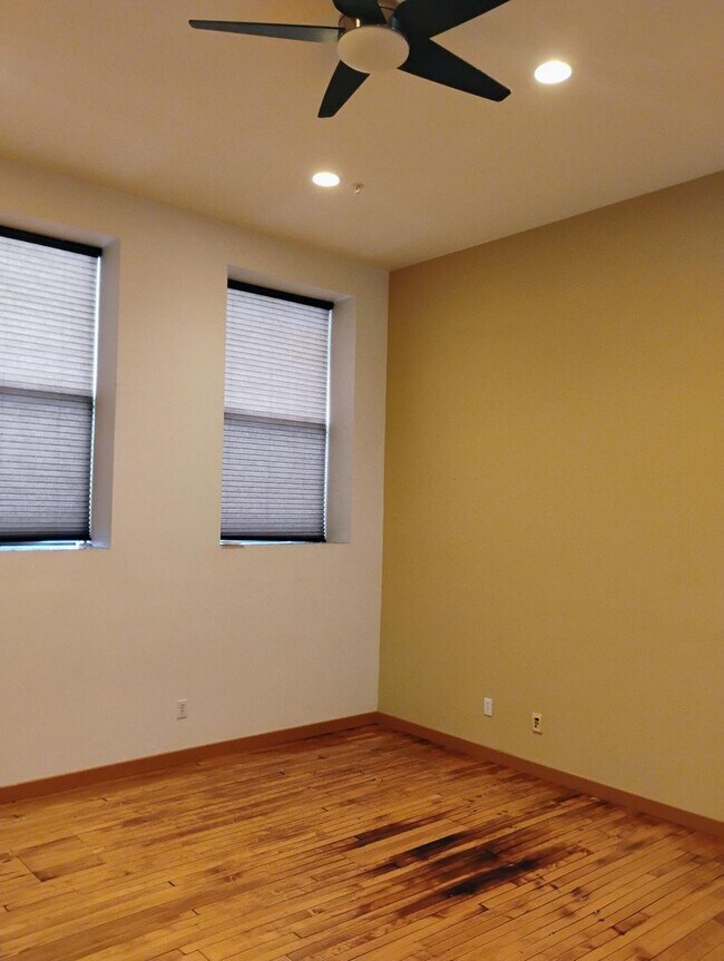 Foto del edificio - 1 BEDROOM 1.5 BATH IN DOWNTOWN CHAMPAIGN