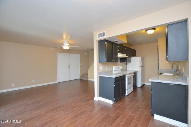 Building Photo - 6052 W Golden Ln