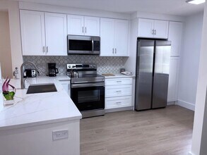 Building Photo - 7350 Kinghurst Dr