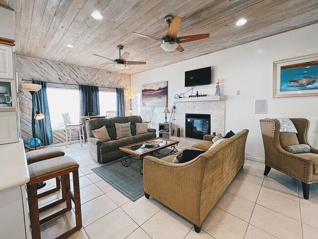 Building Photo - Oceanfront Furnished Vacation home 4 bedro...