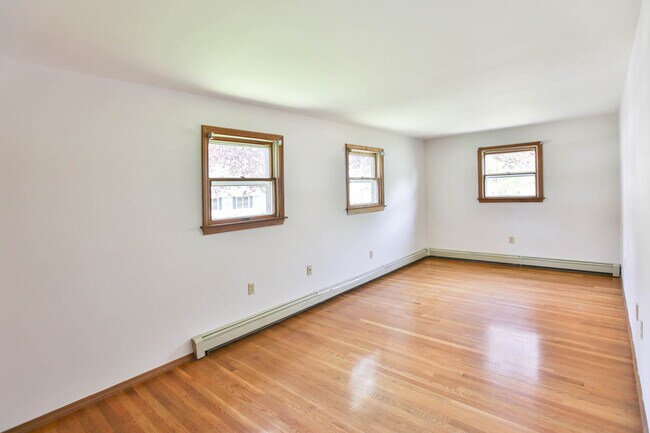 Building Photo - 313 Leslie Dr