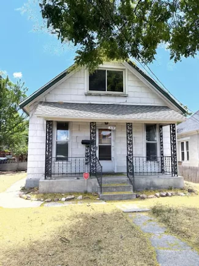 Building Photo - 319 W American Ave