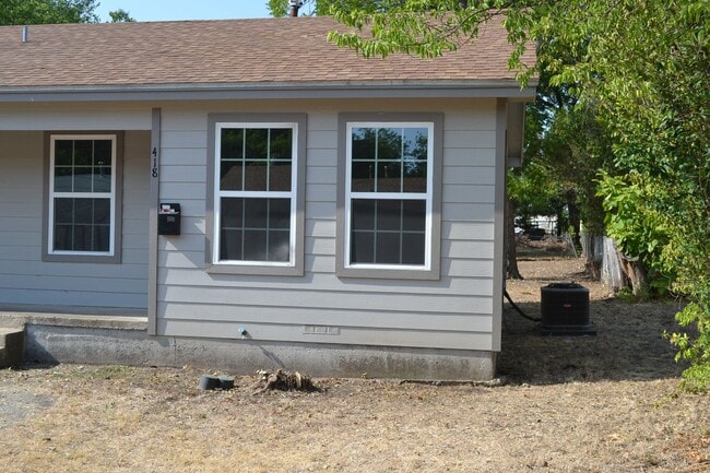 Building Photo - Renovated 1 bedroom 1 bath duplex!! Don't ...