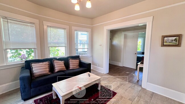 Building Photo - Large top floor 3 bedroom fully furnished walking distance to UC Berkeley Campus!