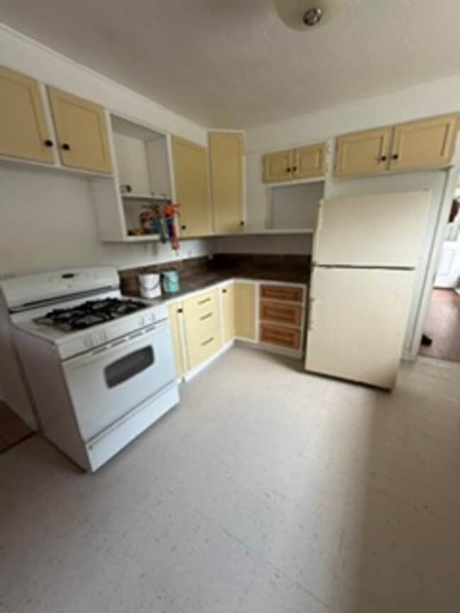 Building Photo - 3 bedroom, 2 bath with huge den or bonus room
