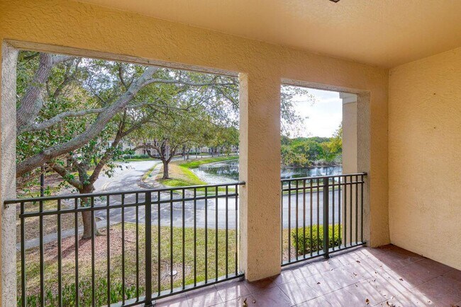 Foto del edificio - 2400 Centergate Dr