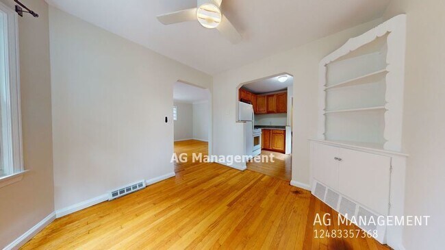Foto del edificio - 23230 Sherman St - Wonderful Oak Park 3Bed...