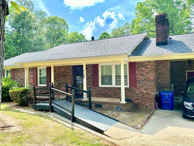Building Photo - Versatile 3-Bedroom Home with Multiple Fle...