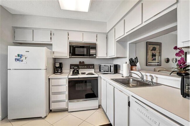 Building Photo - 6866 Huntington Ln