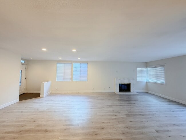 Foto del edificio - 6315 Blossom Ln