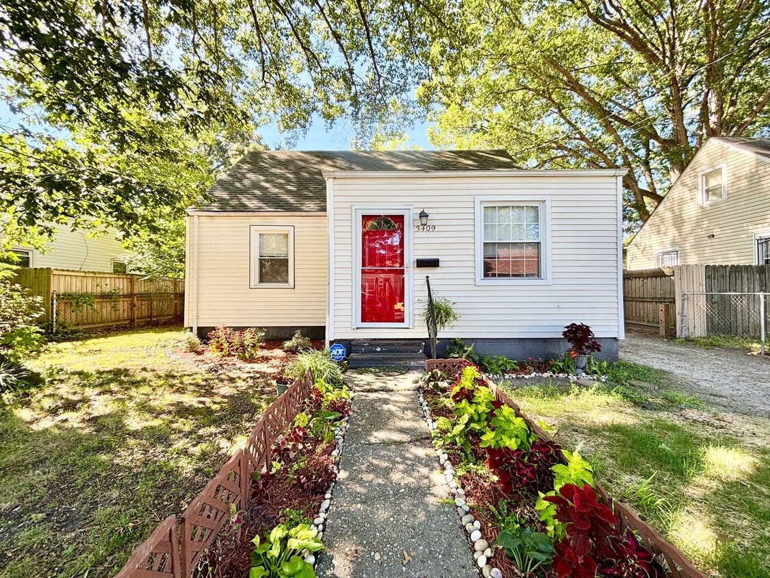 Foto principal - Cozy Home with Private Backyard & Detached...