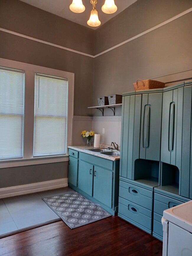 Building Photo - 460 S Floral Ave